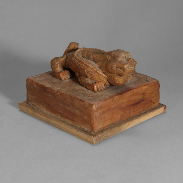 Seal prototype with a squatting dragon knob